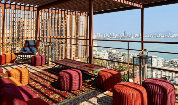 Desain teras kayu dengan pemandangan alam yang menakjubkan